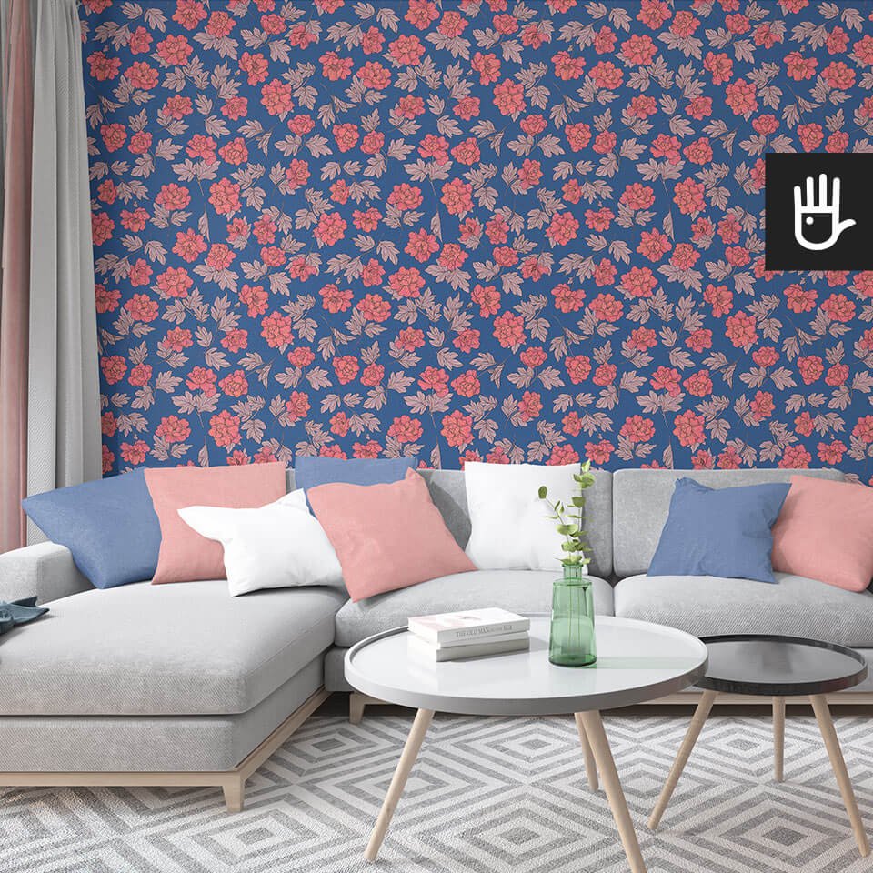 wnętrze salonu z tapetą w koralowe piwonie w stylu retro na niebieskim tle