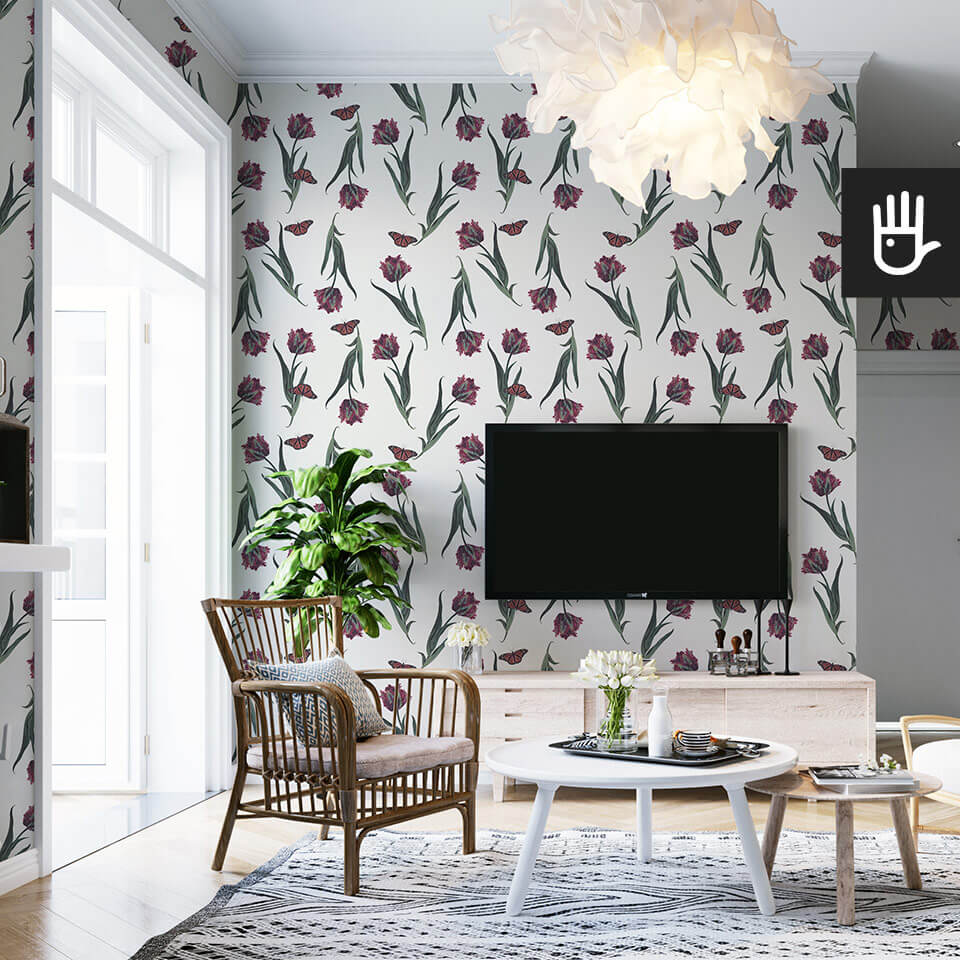 Salon z tapetą w kwiaty w różowe tulipany na białym tle