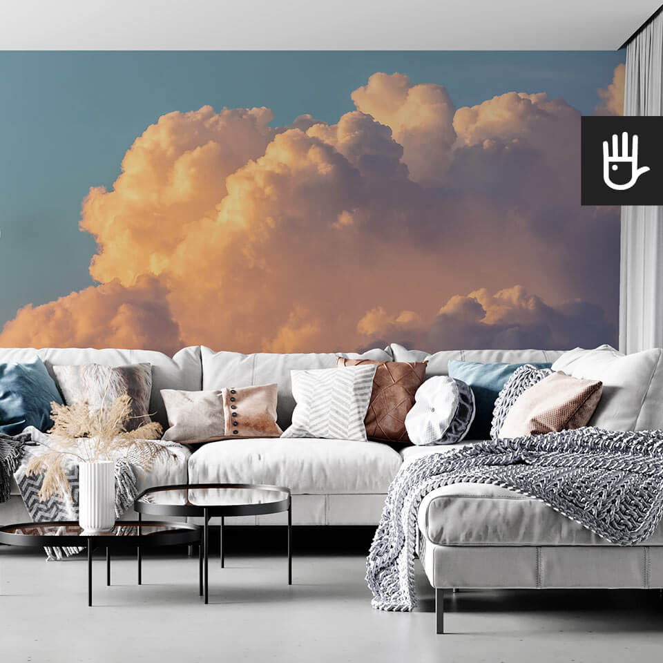 wnętrze salonu w stylu boho z kanapą z kolorowymi poduszkami na tle tapety ściennej z chmurami Fototapeta Poranne niebo