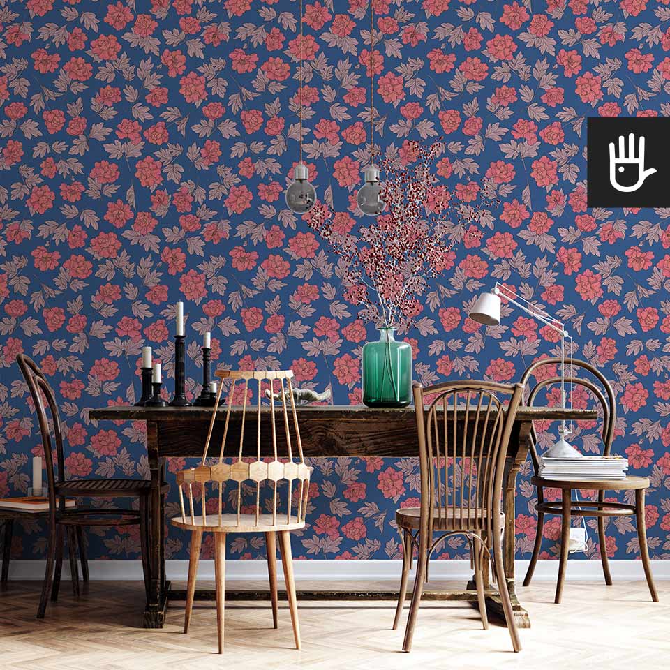 wnętrze salonu z tapetą w piwonie w stylu retro