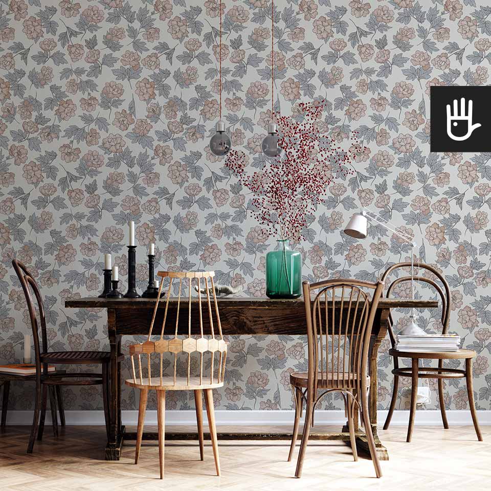 wnętrze salonu z tapetą w piwonie w stylu rustykalnym