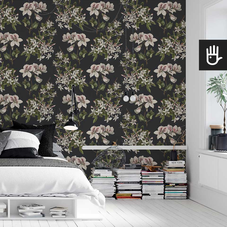 Monochromatyczna sypialnia w zabytkowej kamienicy z klasyczna tapetą Kwiaty azalii i pelargonia na grafitowym tle