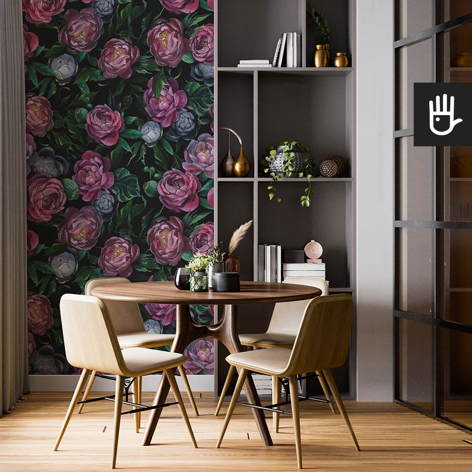 Nowoczesna jadalnia z ciemną tapetą Malowane kwiaty z fioletowymi piwoniami i niebieskimi pąkami.