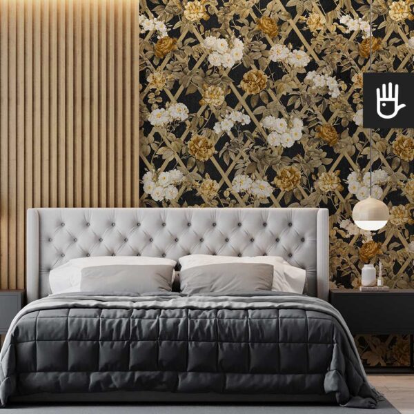 Elegancka sypialnia w stylu glamour z lamelami i z tapetą Nocne rosarium z dużymi kwiatami róż w kolorze złota na czarnym tle.