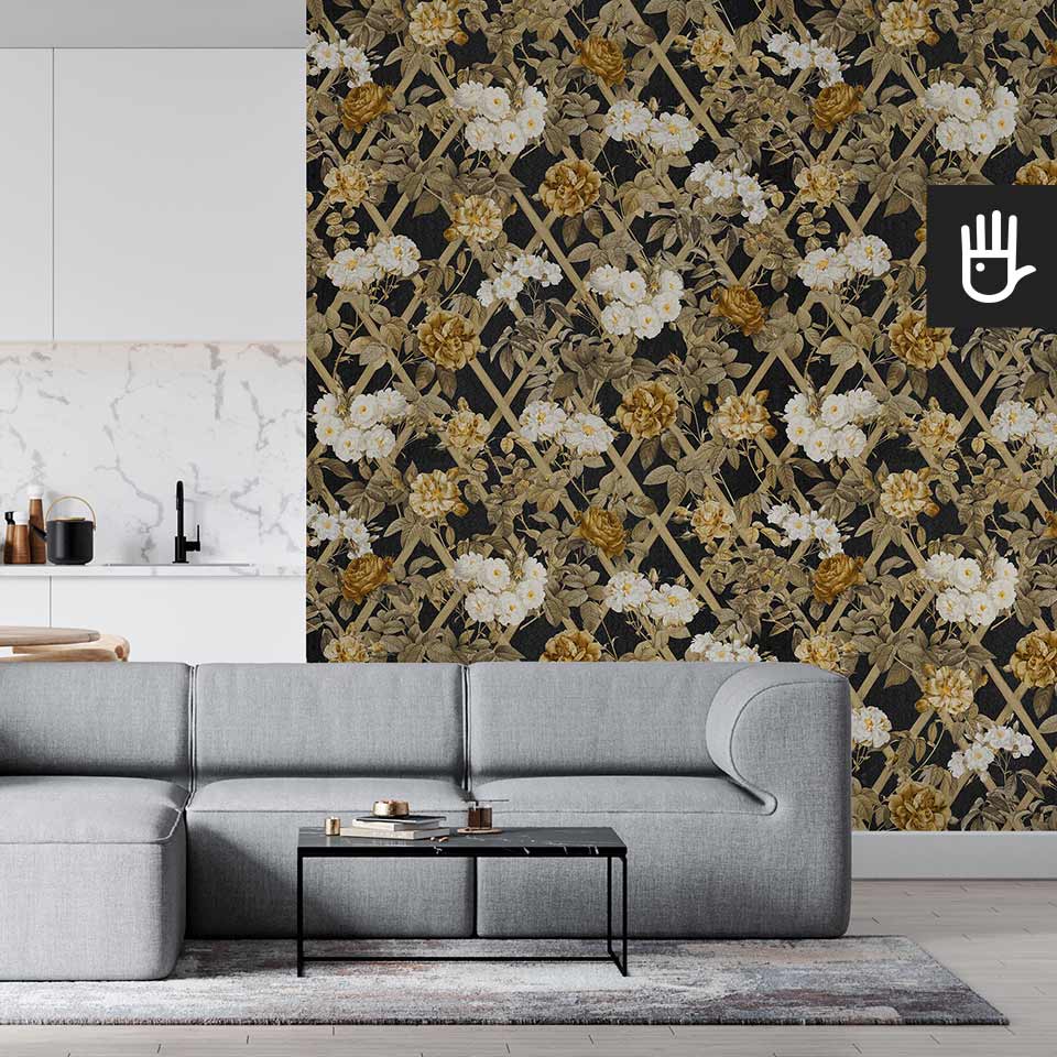 Nowoczesny salon w stylu klasycznej elegancji z szarą kanapą i tapetą nocne rosarium z motywem złotych róż na czarnym tle.