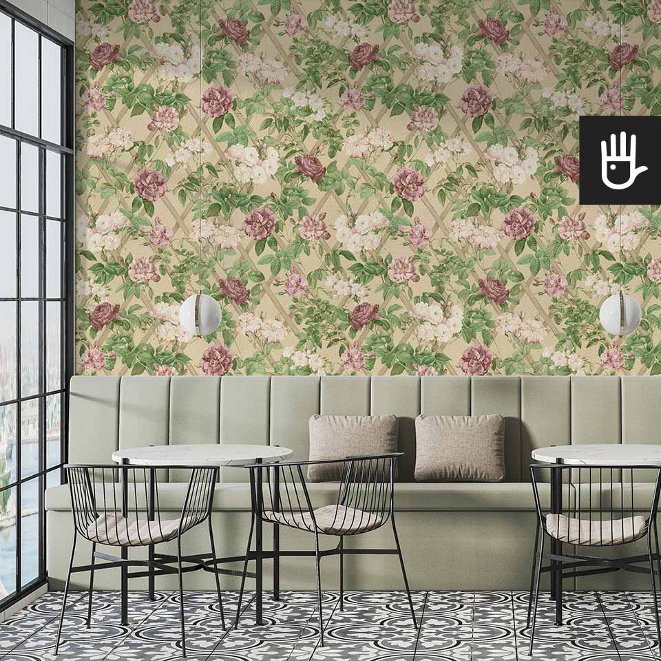 Wnętrze industrialnej restauracji w stylu loft z tapetą Popołudniowe rosarium z motywem kwiatowym