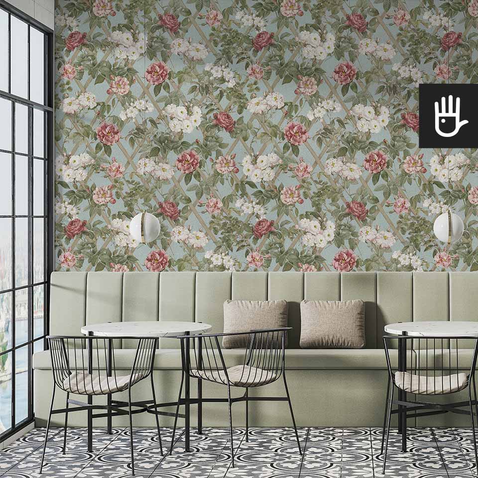 Wnętrze industrialnej restauracji w stylu loft z tapetą Wieczorne rosarium z motywem kwiatowym