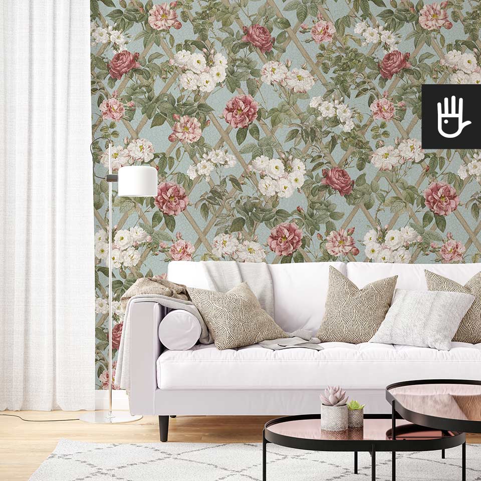 Klasyczny salon z białą kanapą na tle tapety Wieczorne rosarium z motywem pięknych róż