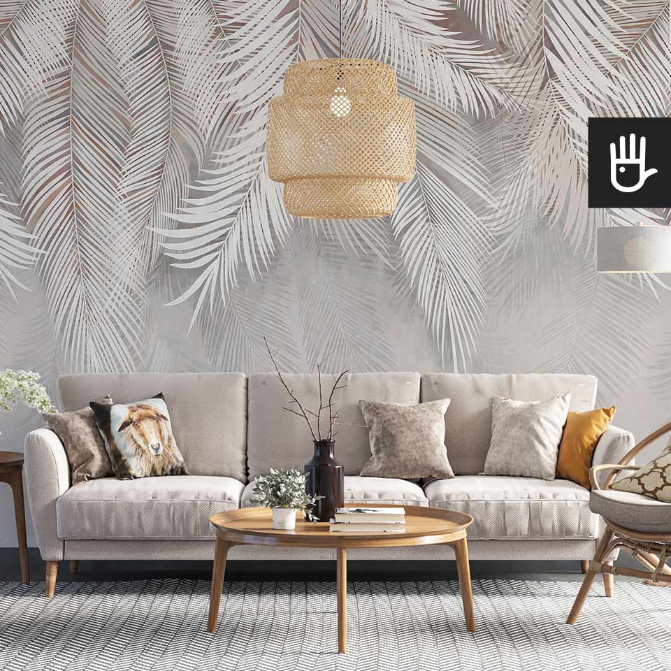 Elegancki salon z beżowa kanapą na tle fototapety Palmowe liście w cieplej tonacji i jasnej kolorystyce
