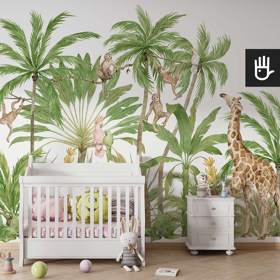 Pokój dziecięcy z białym łóżeczkiem na tle fototapety ściennej safari ze zwierzątkami, w tym z żyrafą, małpkami i papugami na tle palm
