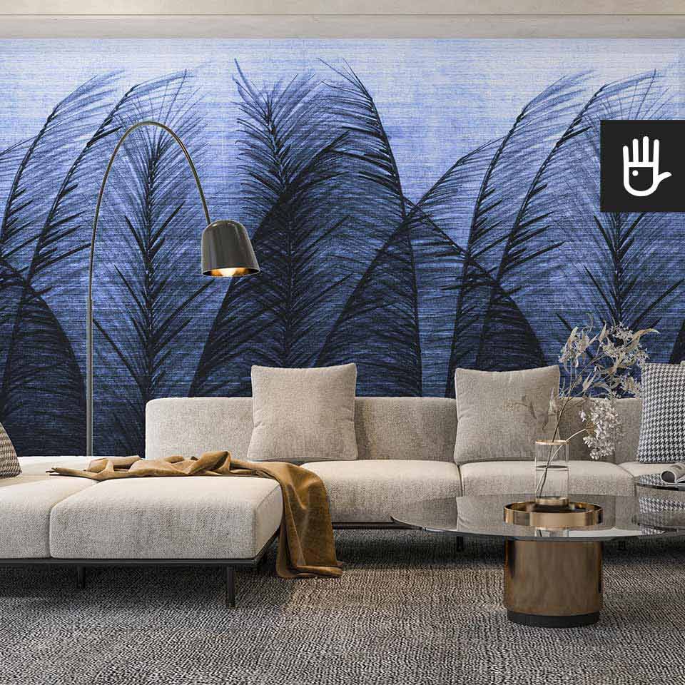 Nowoczesny salon w stylu glamour z dekoracyjną ścianą na której znajduje się fototapeta trawa pampasowa niebieska z naturalnym motywem