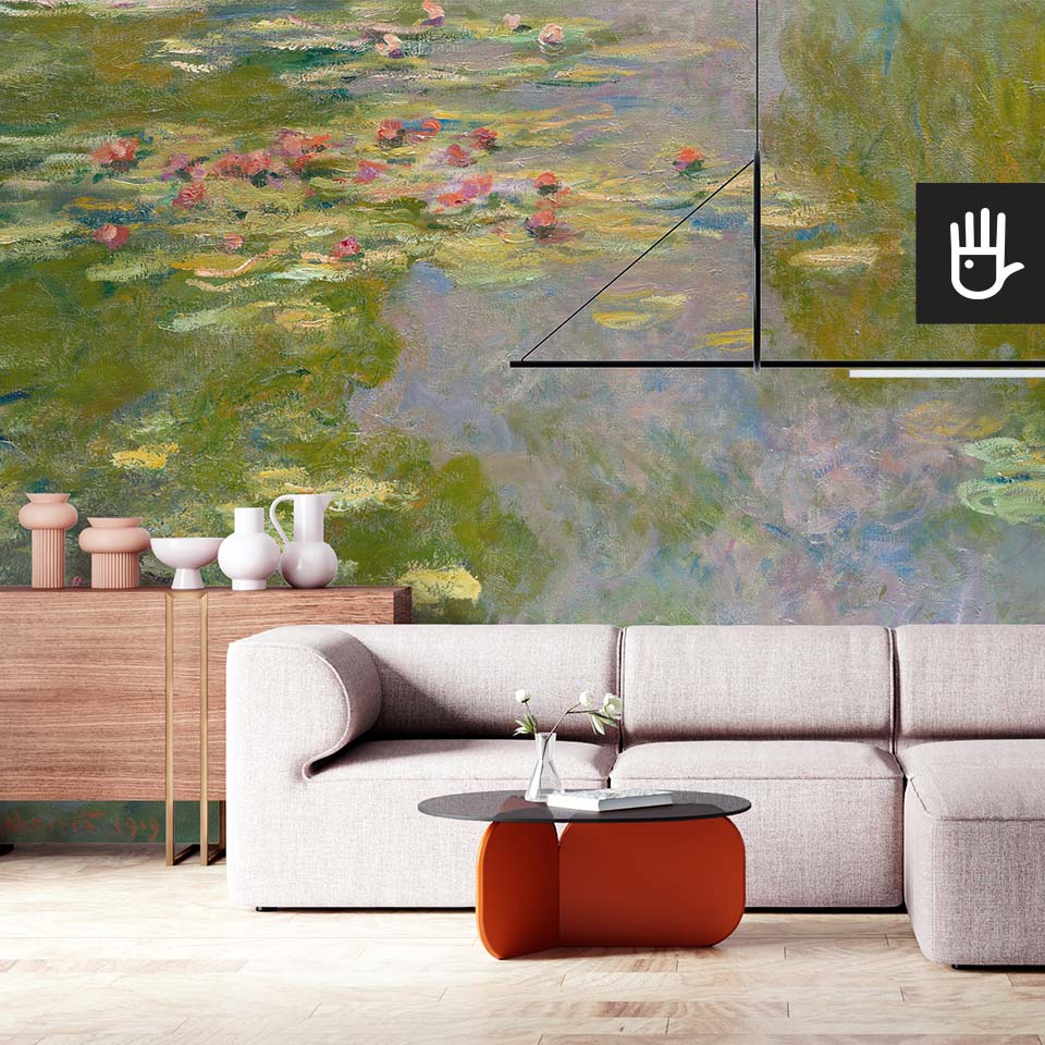 Nowoczesny salon z minimalistyczną kanapą i czerwonym stolikiem kawowym z wnętrzem udekorowanym malarską fototapetą nenufary z kolorowymi kwiatami na wodzie w odcieniu zieleni butelkowej