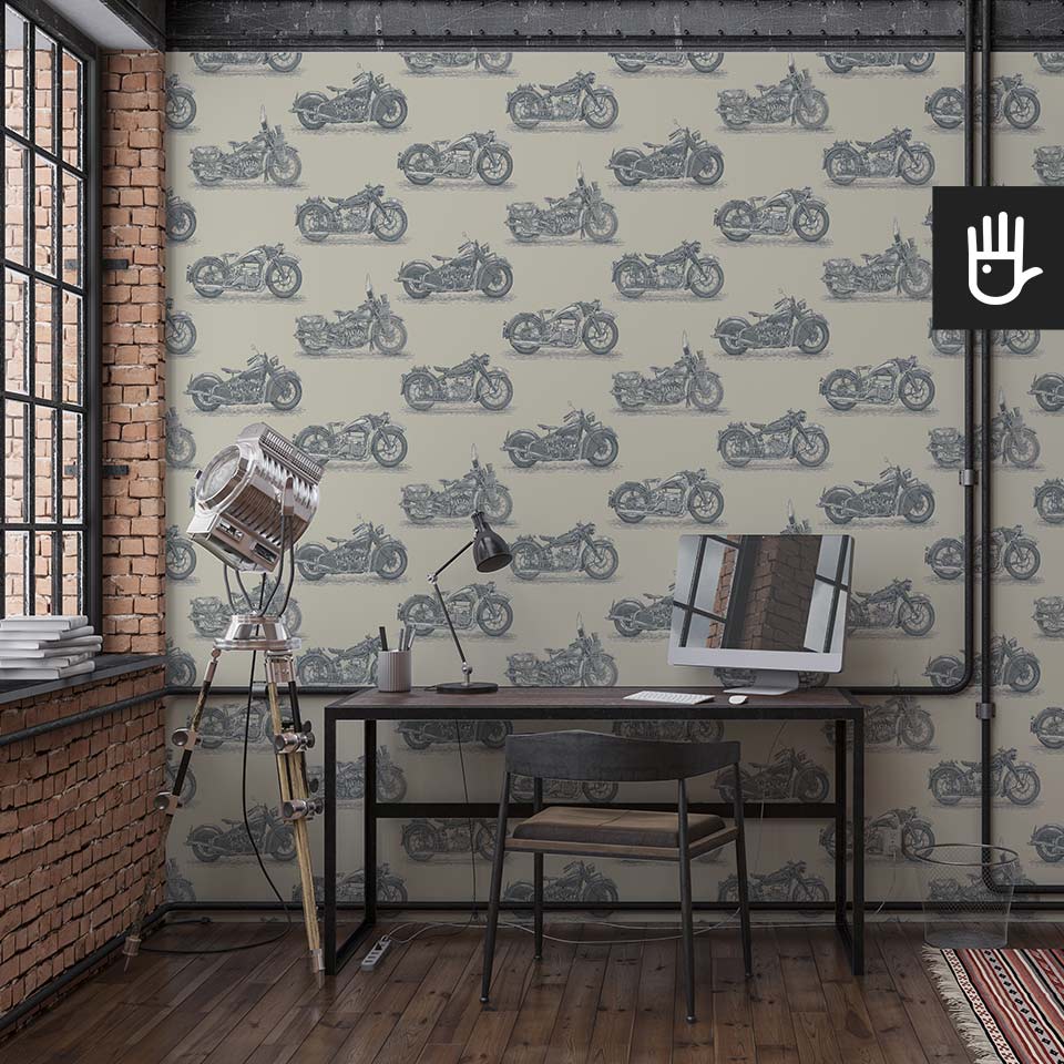 Loft z pracownią w stylu industrialnym z dekoracją ścienną, którą jest tapeta stare motocykle - stal