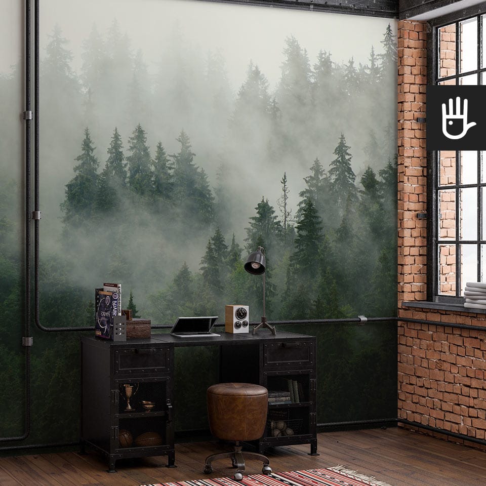 Loft ze ścianą z cegły z dekoracją w formie fototapety z motywem lasu we mgle.