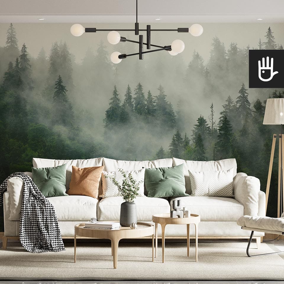 Zielona fototapeta Las we mgle na ścianie w słonecznym salonie z jasną kanapą w stylu boho.