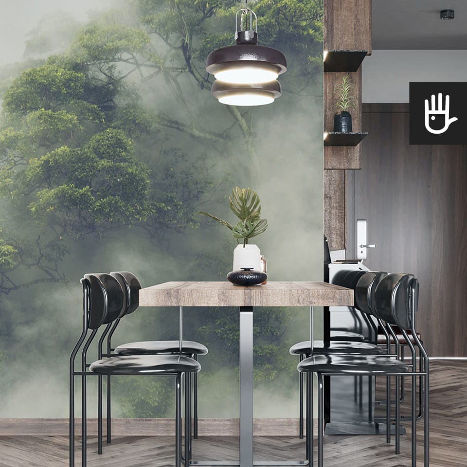 Nowoczesne wnętrze w stylu loft z elementami z ciemnego drewna z fototapetą z lasem tropikalnym w Japonii