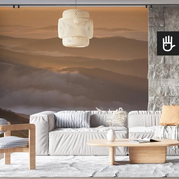 Przytulny salon w domku w górach z dekoracją ścienną, którą jest fototapeta Tajemnicze Bieszczady.