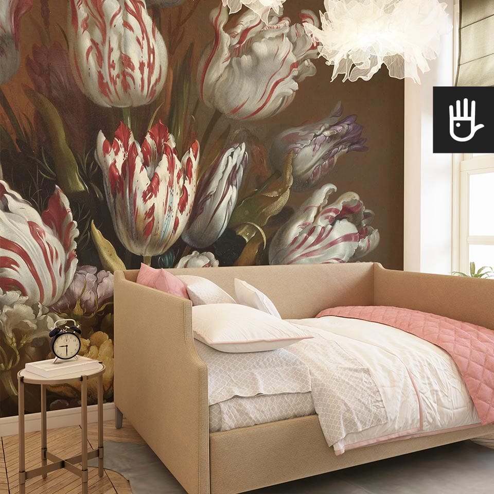 Dziewczęcy pokój gościnny z jasną, beżową kanapą w eleganckim stylu glamour na tle fototapety z kolorowymi kwiatami holenderskie tulipany