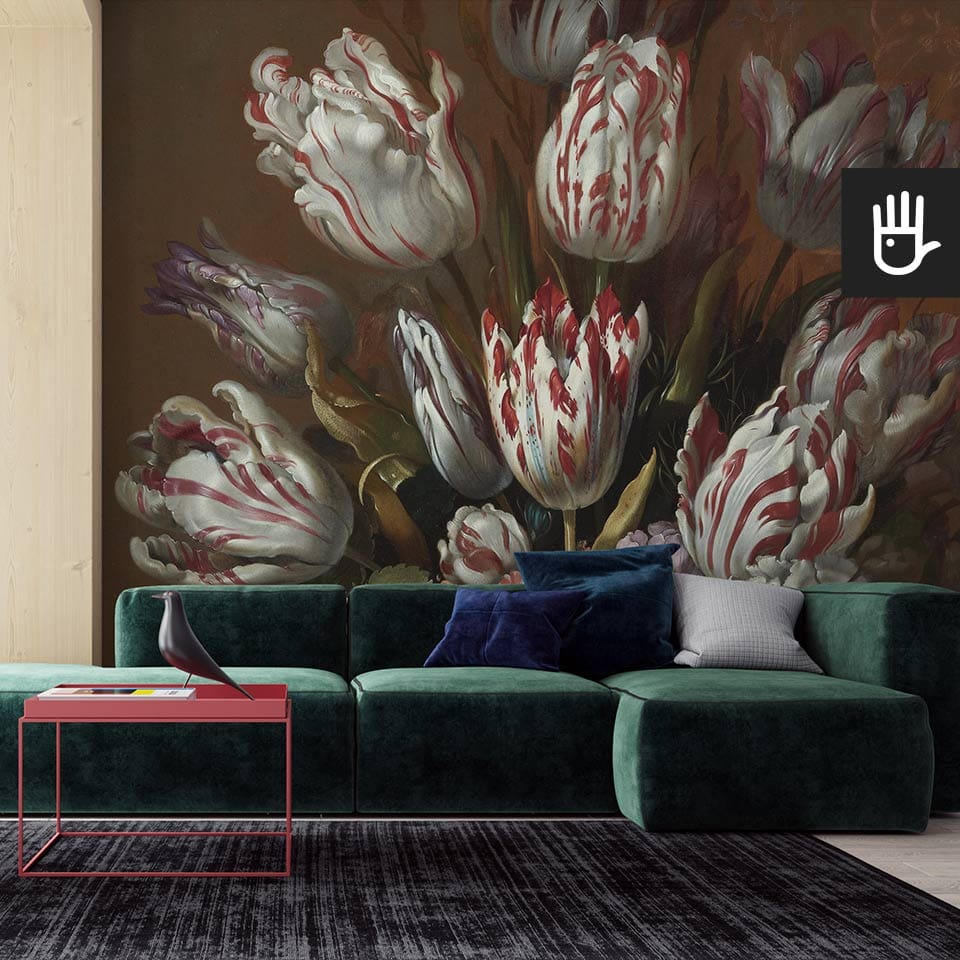 Stylowy nowoczesny salon z zieloną kanapą i czerwonym stolikiem kawowym na tle ściany z dekoracją w formie fototapety holenderskie tulipany z florystycznym motywem