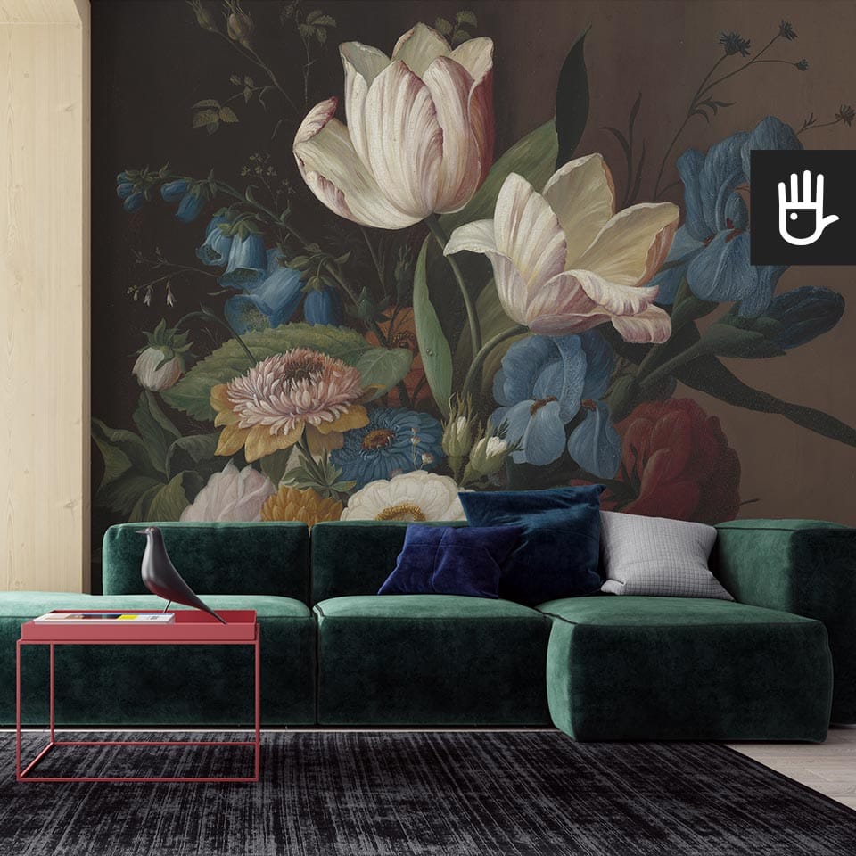 Stylowy nowoczesny salon z zieloną kanapą i czerwonym stolikiem kawowym na tle ściany z dekoracją w formie fototapety kwiatowa melancholia z florystycznym motywem