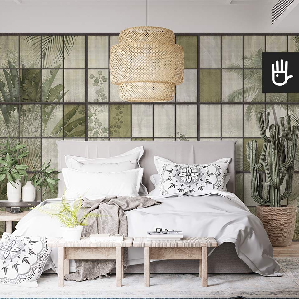 Sypialnia w stylu boho i fototapeta ścienna Palmiarnia z motywem palmowych liści i tropikalnych roślin na której tle pięknie prezentuje się szare łóżko zagłówkiem i dodatki z naturalnego drewna.