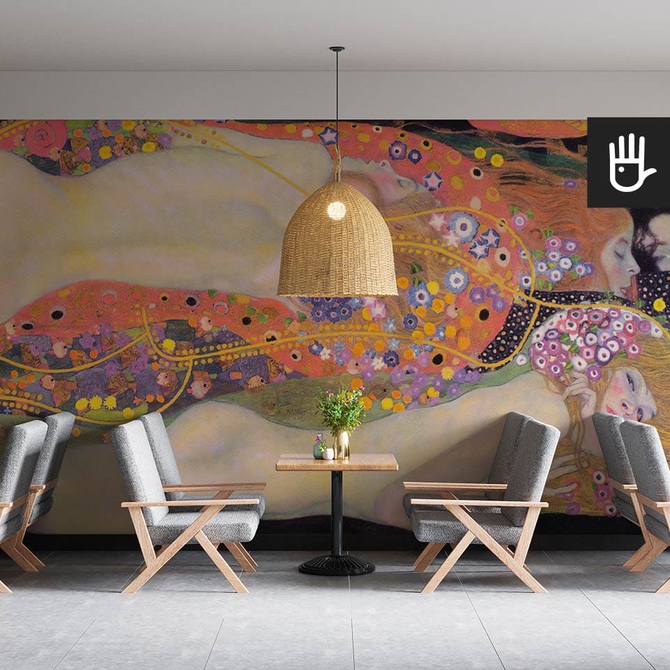 Kameralna kawiarnia z fototapetą ścienną "Klimt" z Reprodukcją secesyjnego obrazu Gustava Klimta "Węże wodne".