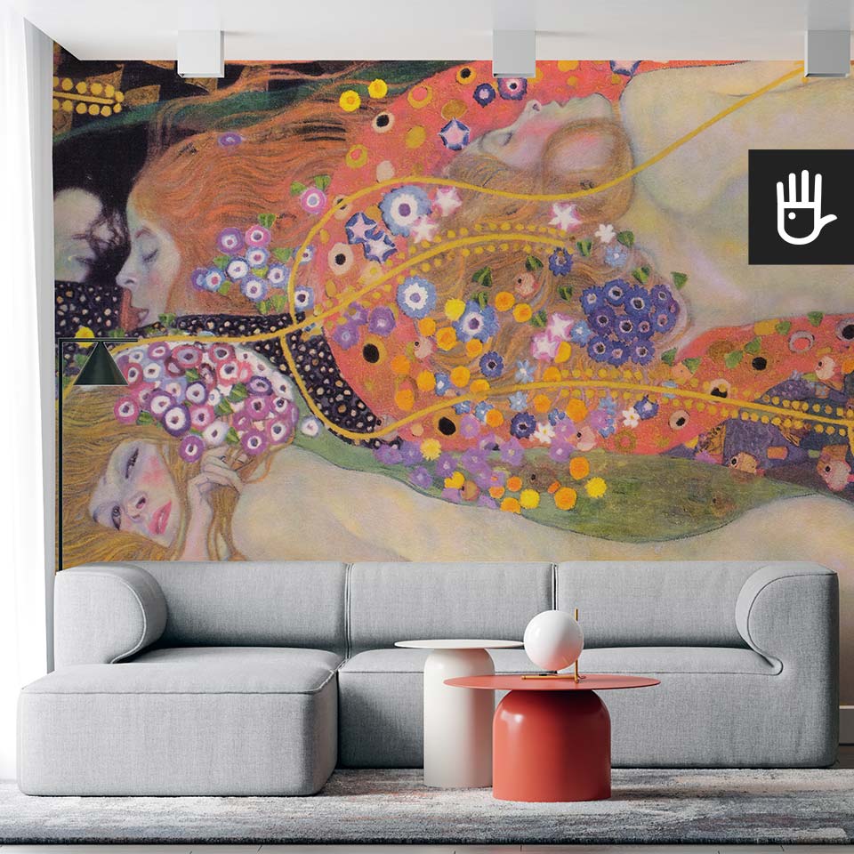 Nowoczesny salon z szarą kanapą i modną dekoracją ścienną, którą jest fototapeta Klimt z kolorową reprodukcją obrazu w dużej skali.
