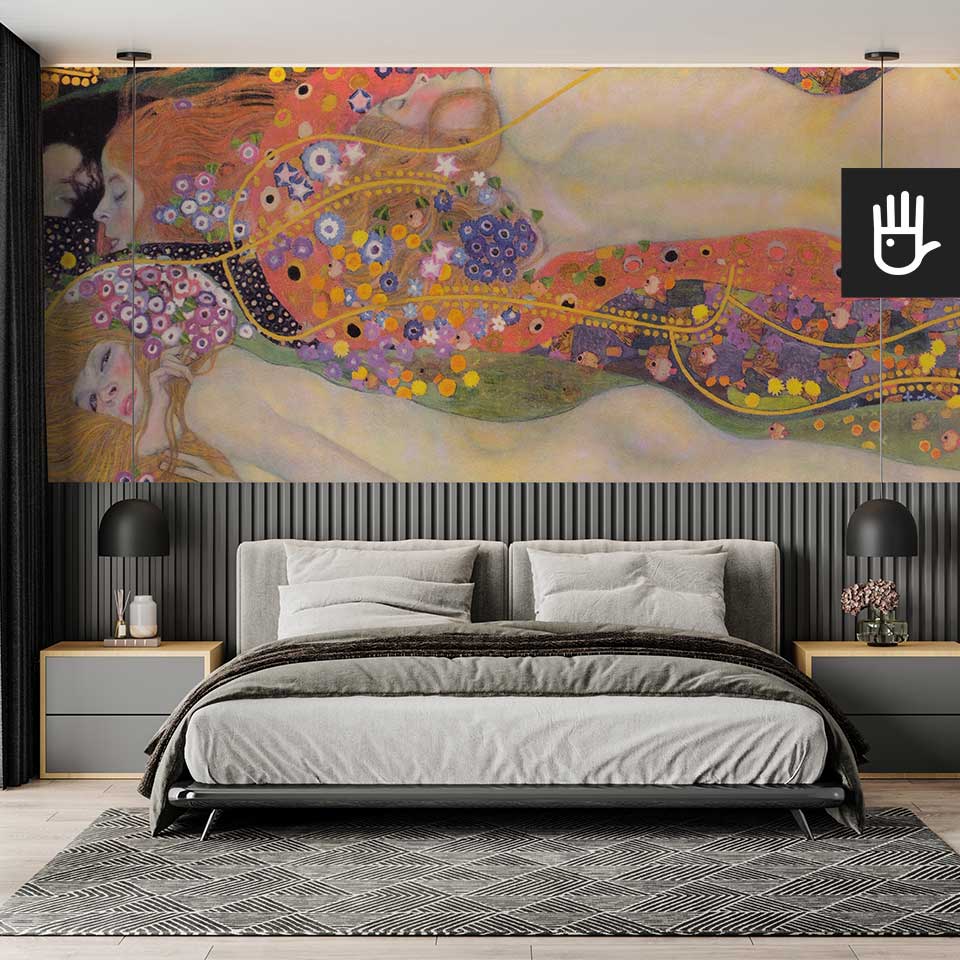 Fototapeta Klimt z kolorową reprodukcją obrazu "Węże wodne" na ścianie za łóżkiem w sypialni w stylu nowoczesnym z szarymi dodatkami.