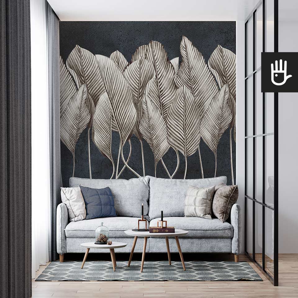 Fototapeta Antyczne liście - granat w beżowym kolorze na niebieskim tle we wnętrzu na ścianie za szarą kanapą w nowoczesnym salonie w stylu soft loft.