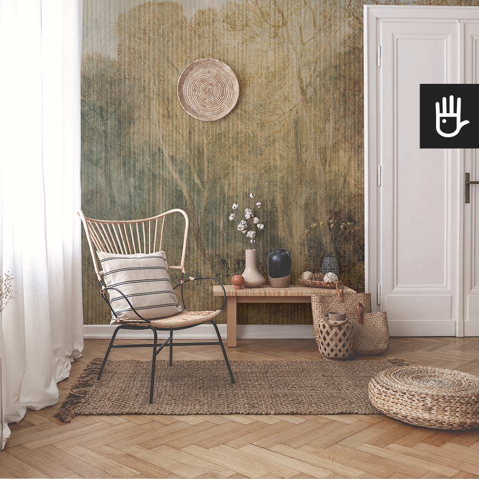 Współczesne wnętrze kamienicy z oryginalnymi białymi drzwiami i wiklinowym fotelem na tle dekoracji ściennej, którą jest fototapeta Wspomnienie z malowniczym krajobrazem z drzewami w odcieniach złota, brązu i zieleni.