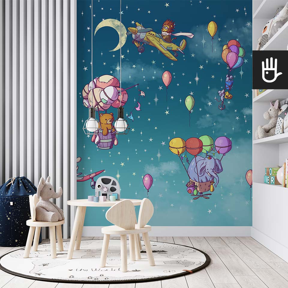 Pokój dziecięcy z kącikiem zabaw przyozdobionym lamelami i fototapetą Zawody balonowe z bajkowymi zwierzętami w balonach i samolocie na rozgwiżdżonym niebieskim niebie w otoczeniu kolorowych balonów.