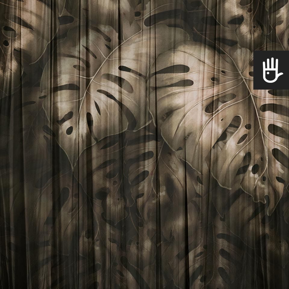 Fototapeta Złota monstera z dużymi tropikalnymi liśćmi w kolorze starego złota za zasłoną w nowoczesnym stylu glamour