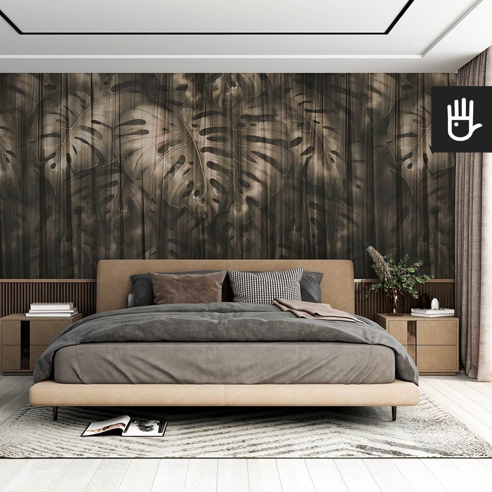 Nowoczesna sypialnia w stylu hotelowym z jasnobrązowym łóżkiem z dekoracyjną fototapetą Złota monstera z motywem tropikalnych liści w kolorze miedzi za zasłoną