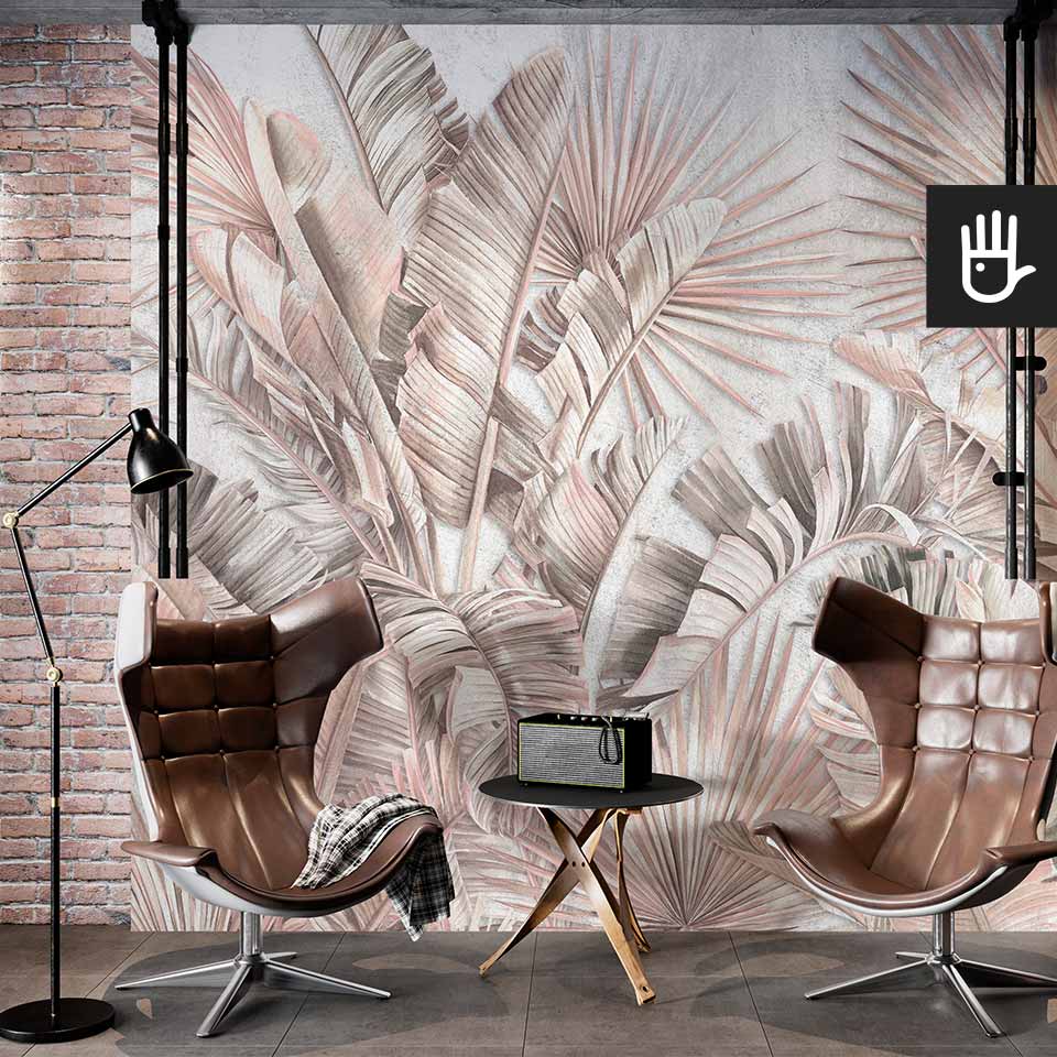 Skórzane fotele w studio urządzonym w stylu vintage z cegiełkową ścianą i dekoracyjną fototapetą pastelowa dżungla