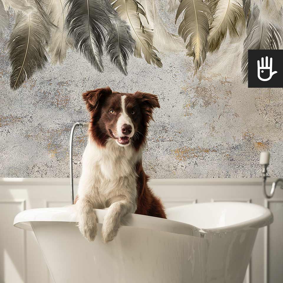 Klasyczna łazienka z wolnostojącą wanną na tle ściany z ceramiczną białą lamperią i fototapetą Piórka z motywem dekoracyjnego tynku w odcieniach szarości i beżu oraz ze zwisającymi piórkami w odcieniach złota i srebra