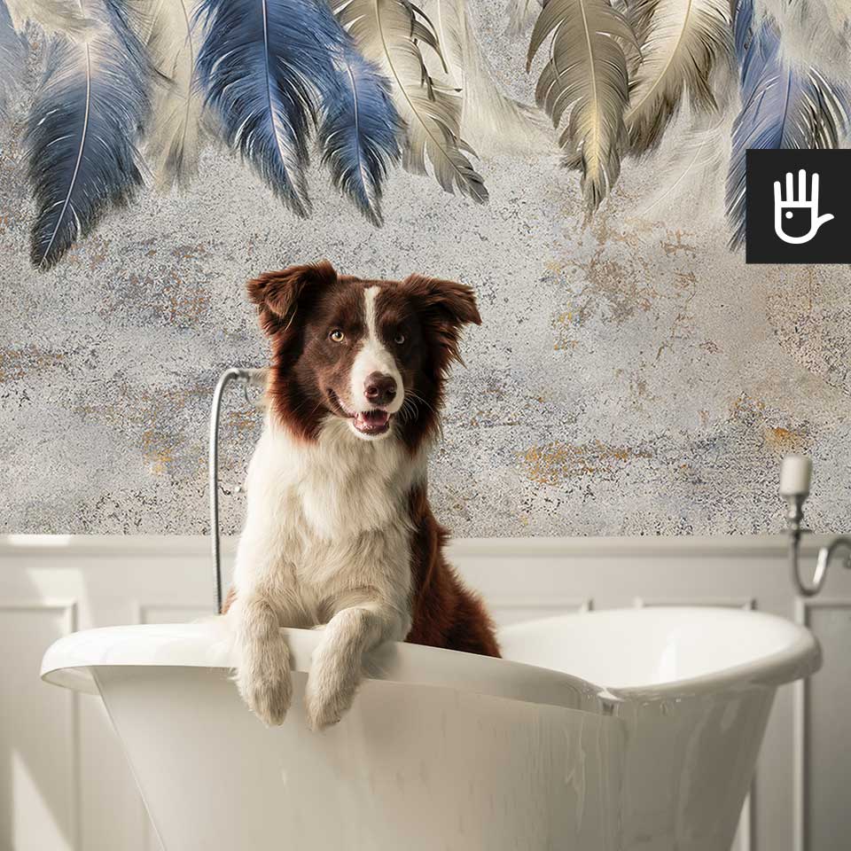Klasyczna łazienka z wolnostojącą wanną na tle ściany z ceramiczną białą lamperią i fototapetą Niebieskie piórka z motywem dekoracyjnego tynku w odcieniach szarości i beżu oraz ze zwisającymi piórkami w odcieniach złota i błękitu
