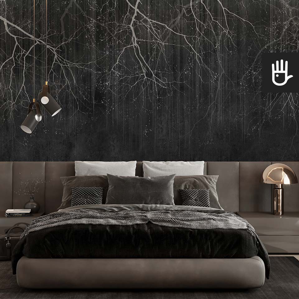 Fototapeta Gałęzie nocą w kolorze czarno - białym na ścianie za łóżkiem w nastrojowej sypialni w stylu old money.