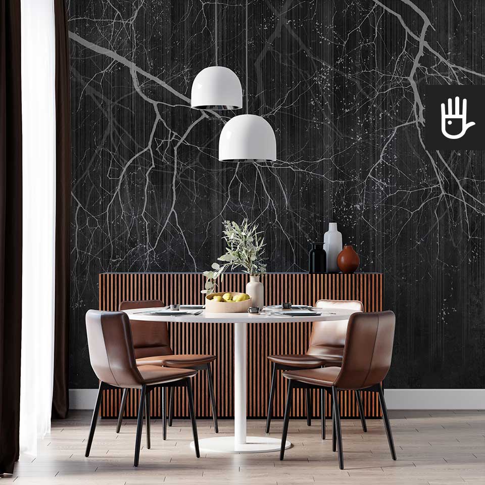 Salon modern ze stylową, drewnianą komodą na tle dekoracyjnej ściany, którą jest przygotowana na wymiar fototapeta Gałęzie na deszczu w tonacji beżu i szarości z motywem pionowych prążków.