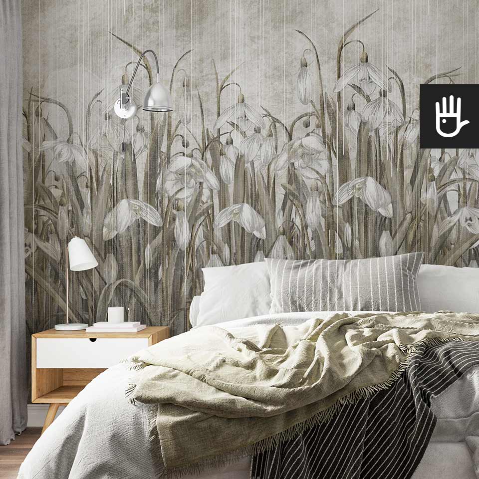 Sypialnia boho w naturalnych kolorach z fototapetą ścienną na wymiar z przebiśniegami w odcieniach beżu i szarości.