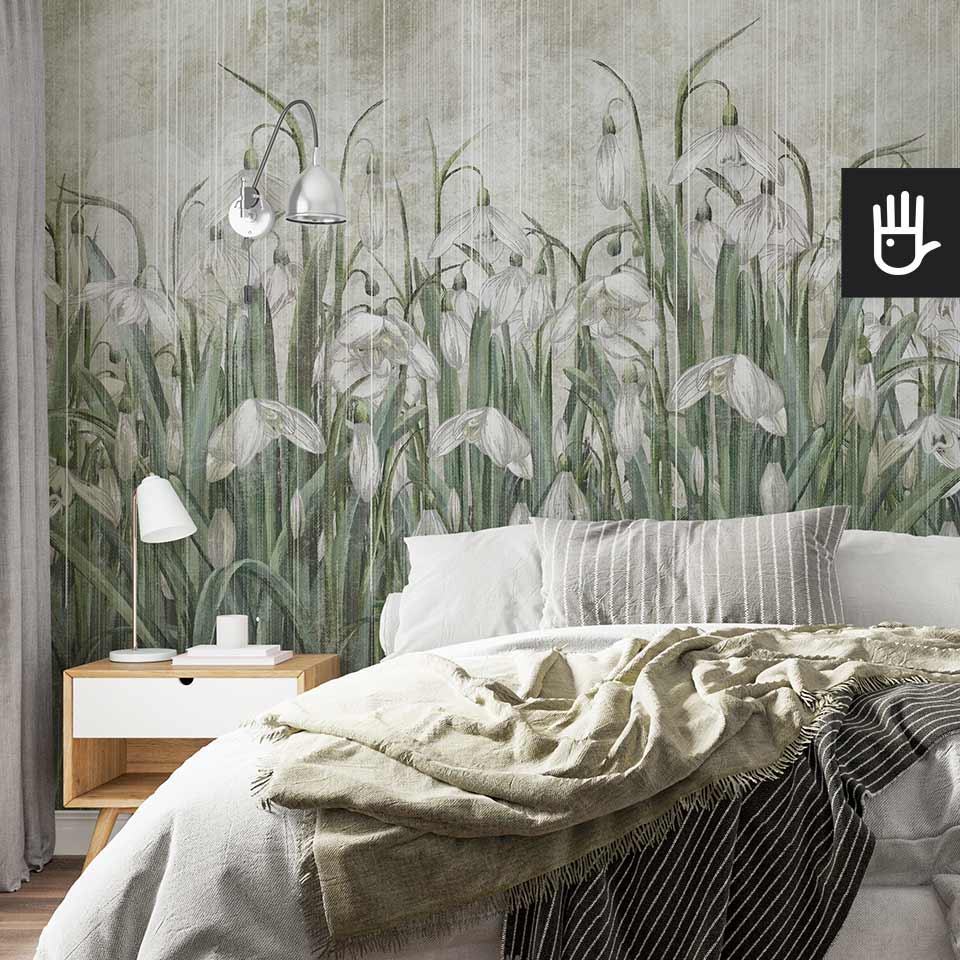 Sypialnia boho w naturalnych kolorach z fototapetą ścienną na wymiar z przebiśniegami w odcieniach zieleni i szarości.