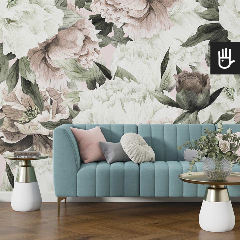 Salon w stylu glamour z turkusową sofą i złotymi stolikami na tle ściany z dekoracją ścienną, którą jest fototapeta Akwarelowe kwiaty z białymi i różowymi kwiatami piwonii.