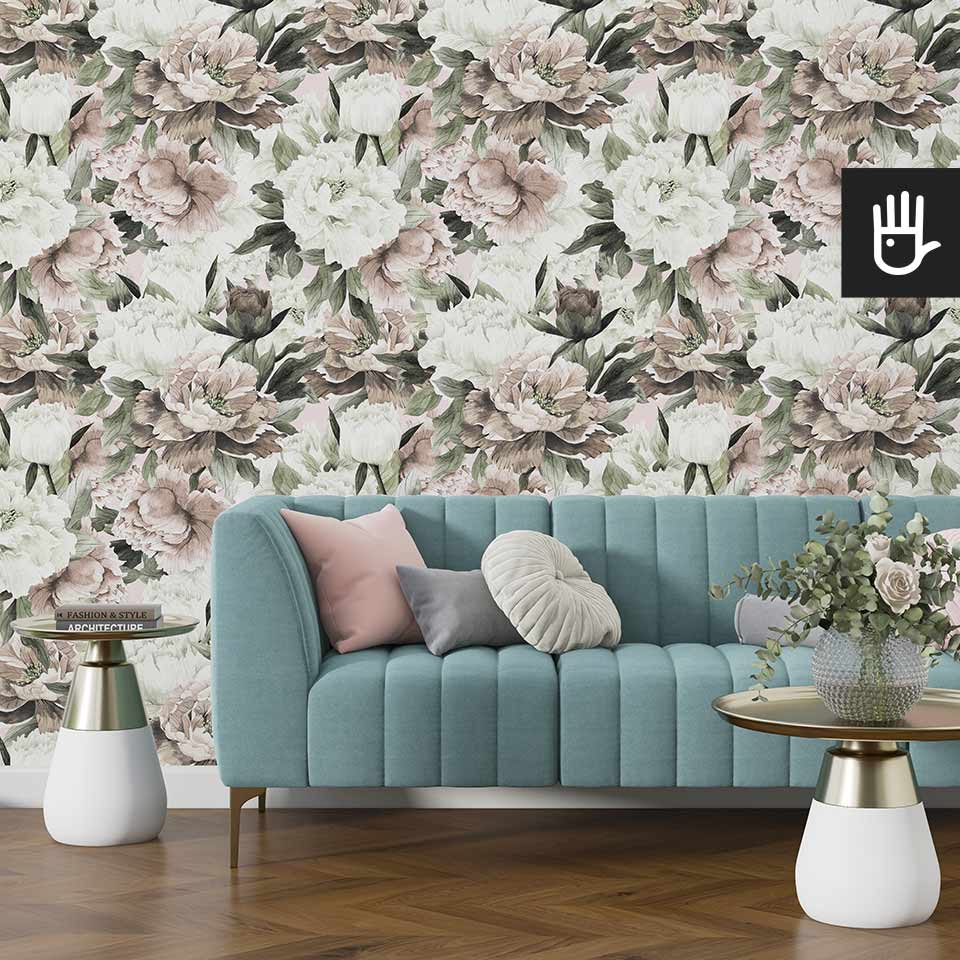 Salon w stylu glamour z turkusową sofą i złotymi stolikami na tle ściany z dekoracją ścienną, którą jest tapeta Akwarelowe kwiaty z białymi i różowymi kwiatami piwonii.