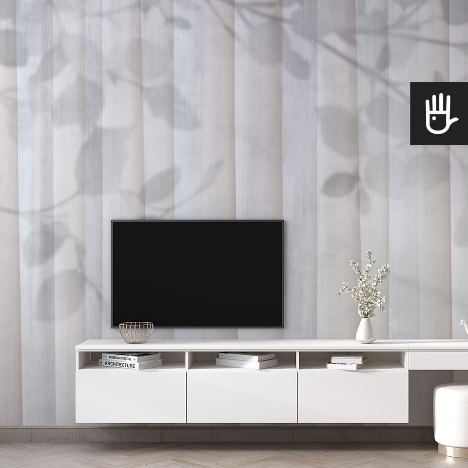 Jasny salon w nowoczesnym stylu z szafką RTV i telewizorem na tle Fototapety Woal w beżowych odcieniach z dekoracyjnym cieniem liści