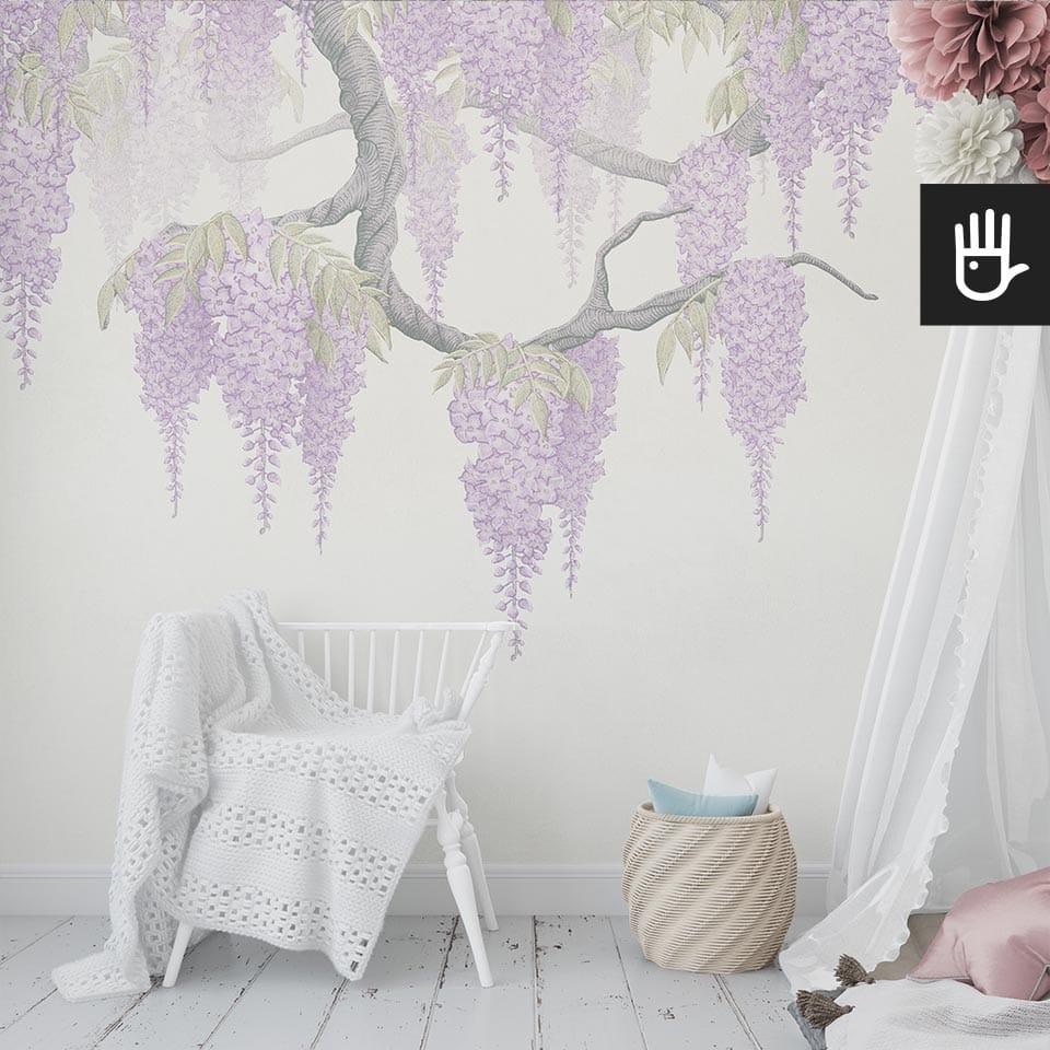 Pokój dziecięcy z ozdobnym białym krzesłem z żakardowym kocem na tle fototapety fioletowe wisterie