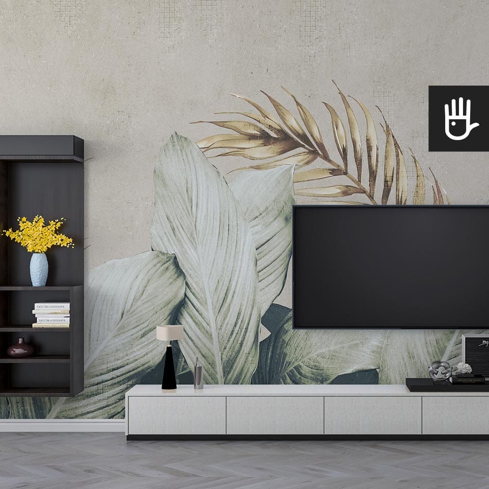 Nowoczesny salon urządzony w bieli i czerni z dużym telewizorem i stonowanymi dodatkami na tle fototapety w liście