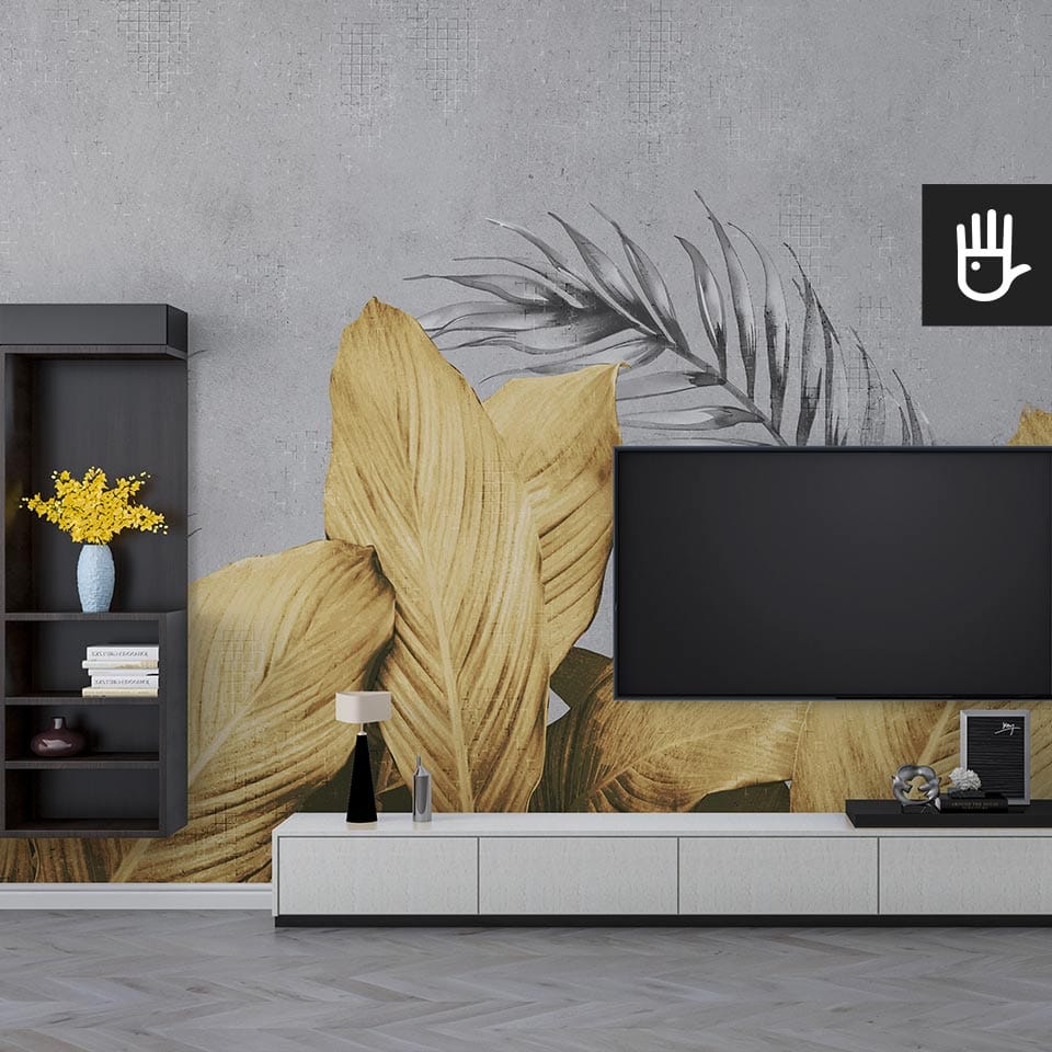 Nowoczesny salon urządzony w bieli i czerni z dużym telewizorem i stonowanymi dodatkami na tle fototapety w liście