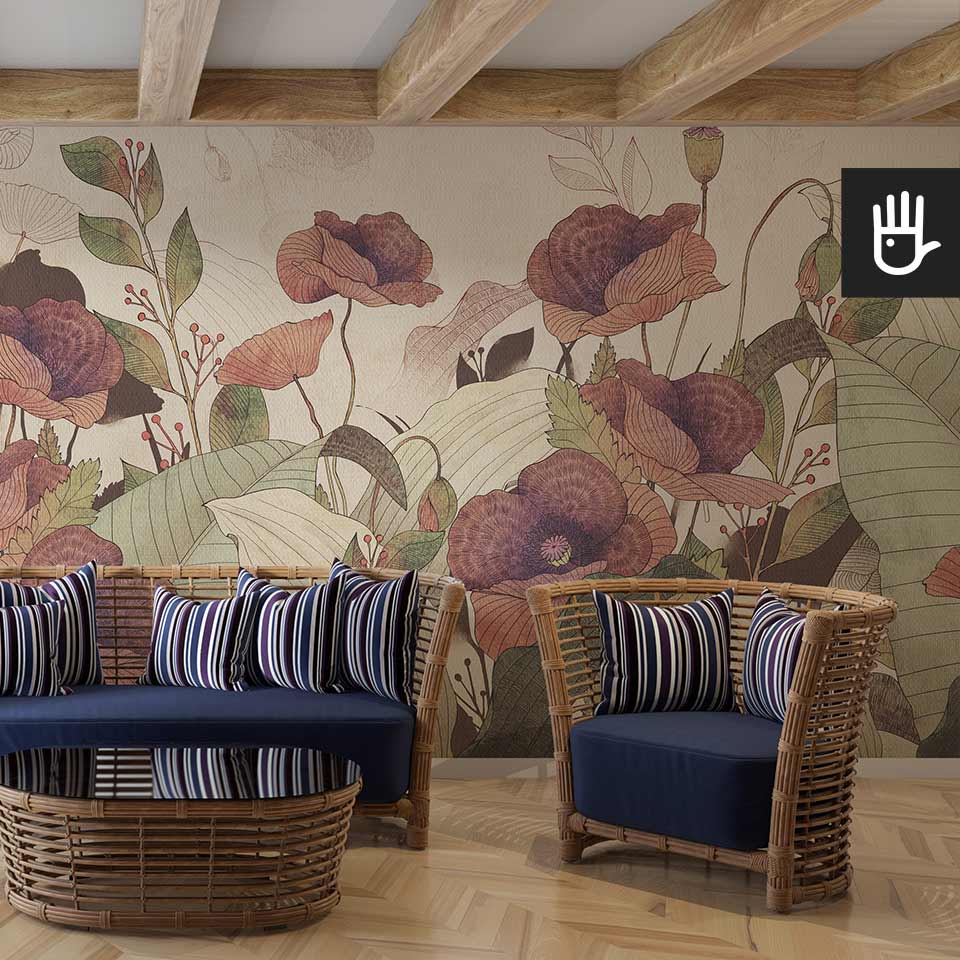 Przestronny salon urządzony w stylu boho z niebieskimi dodatkami i fototapetą przedstawiającą polne maki na ścianie głównej