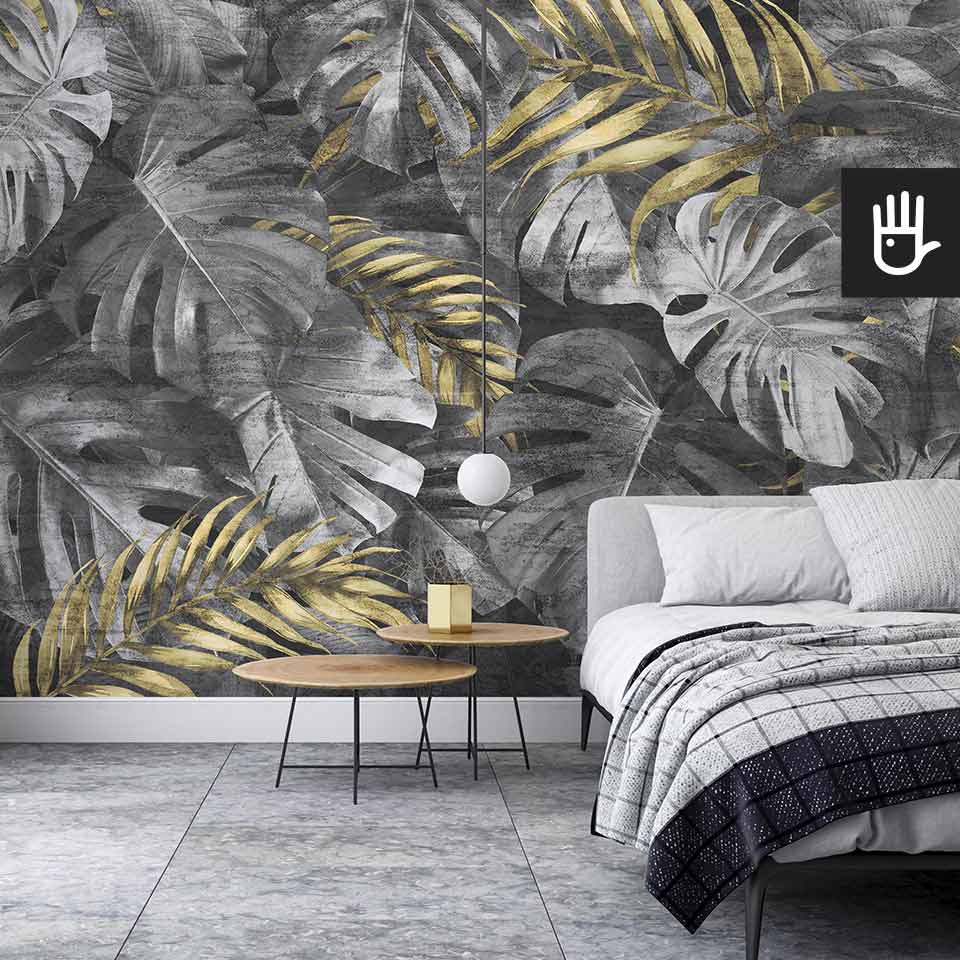 Nowoczesna sypialnia z eleganckimi stolikami nocnymi i ozdobną lampą wiszącą na tle fototapety monstera w złocie