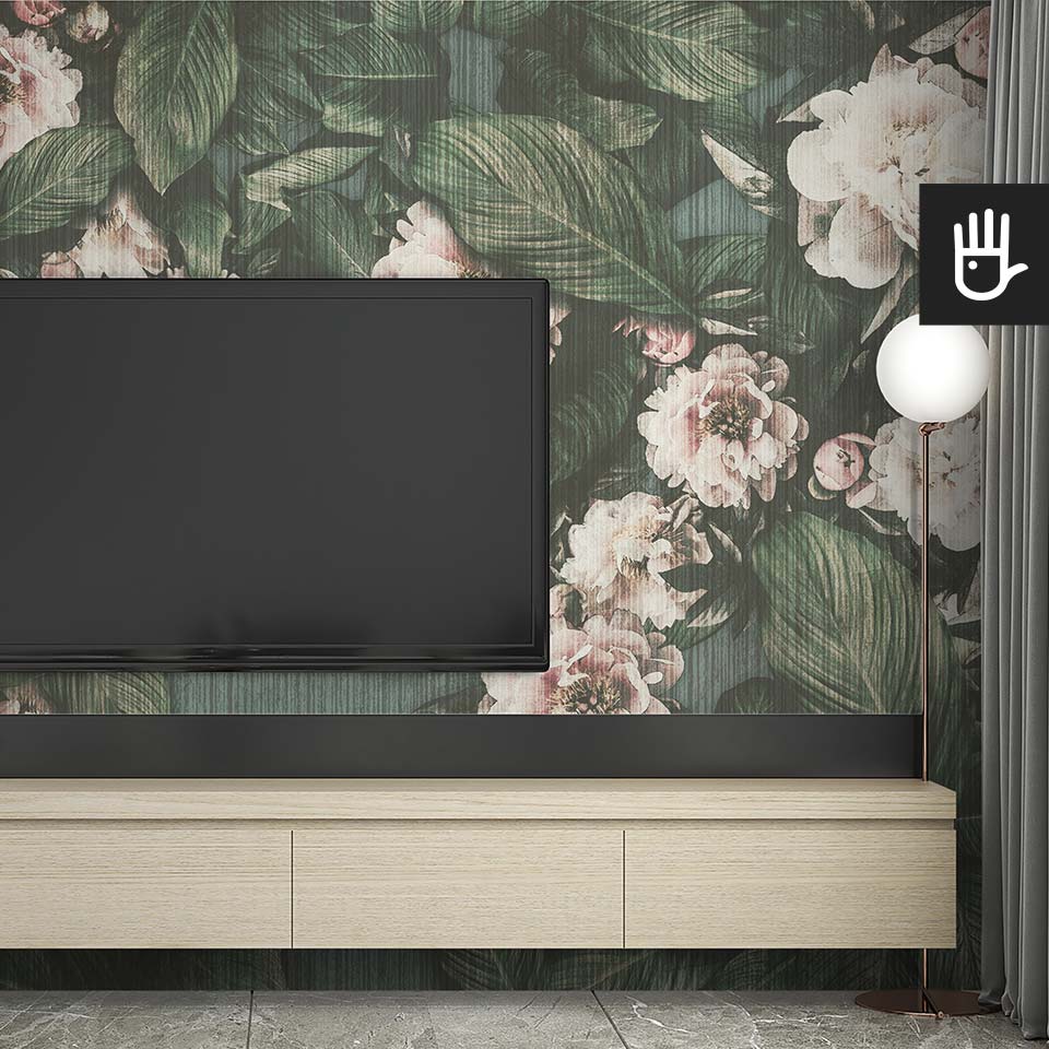 Nowoczesny salon z drewnianą szafką pod telewizorem i dekoracyjną lampą na tle fototapety w delikatne kwiaty