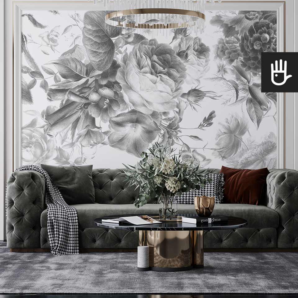 Elegancka pikowana kanapa w klasycznym salonie z ozdobnym kryształowym żyrandolem z dekoracyjną fototapetą na głównej ścianie w szare cieniowane kwiaty